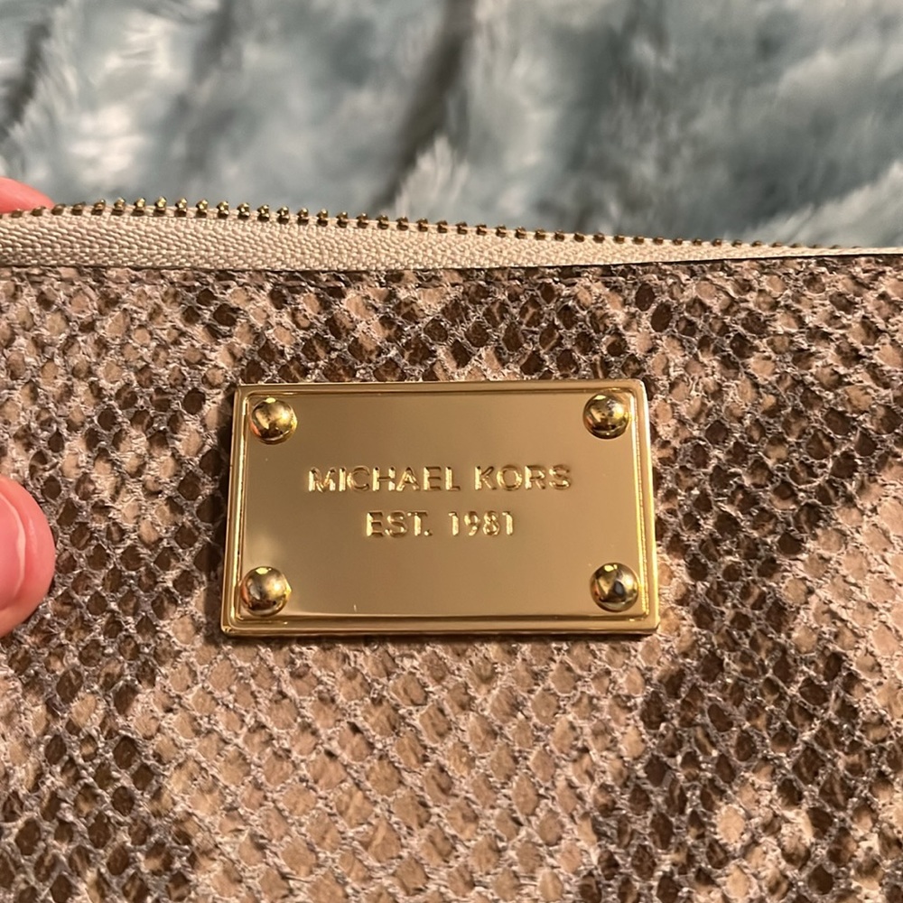 Micheal Kors, Beautiful snake skin look, wallet/ wristlet - Picture 8 of 9